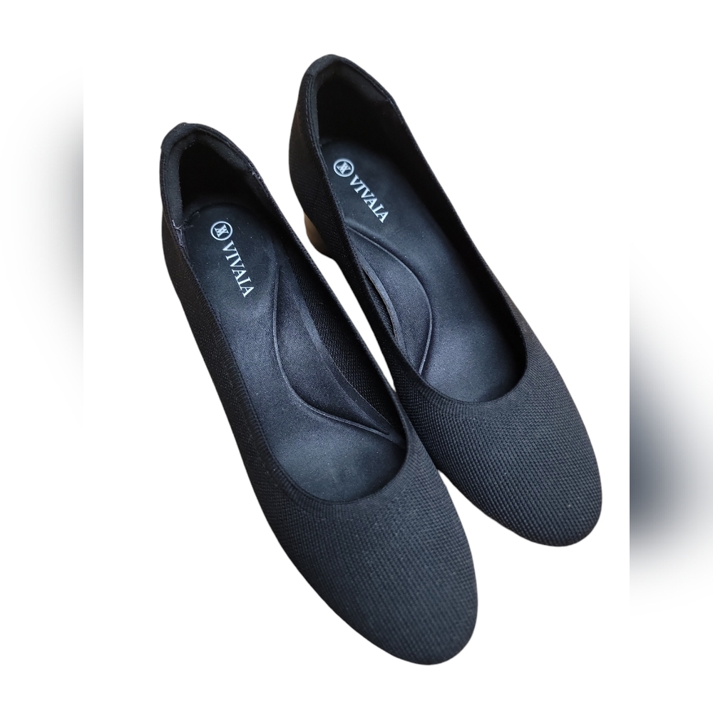 Vivaia almond toe black round heels size 39 xl